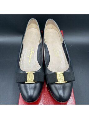 Salvatore Ferragamo Women's 8.5B Black Leather Pumps Boutique Toe Bow/ Gold Logo